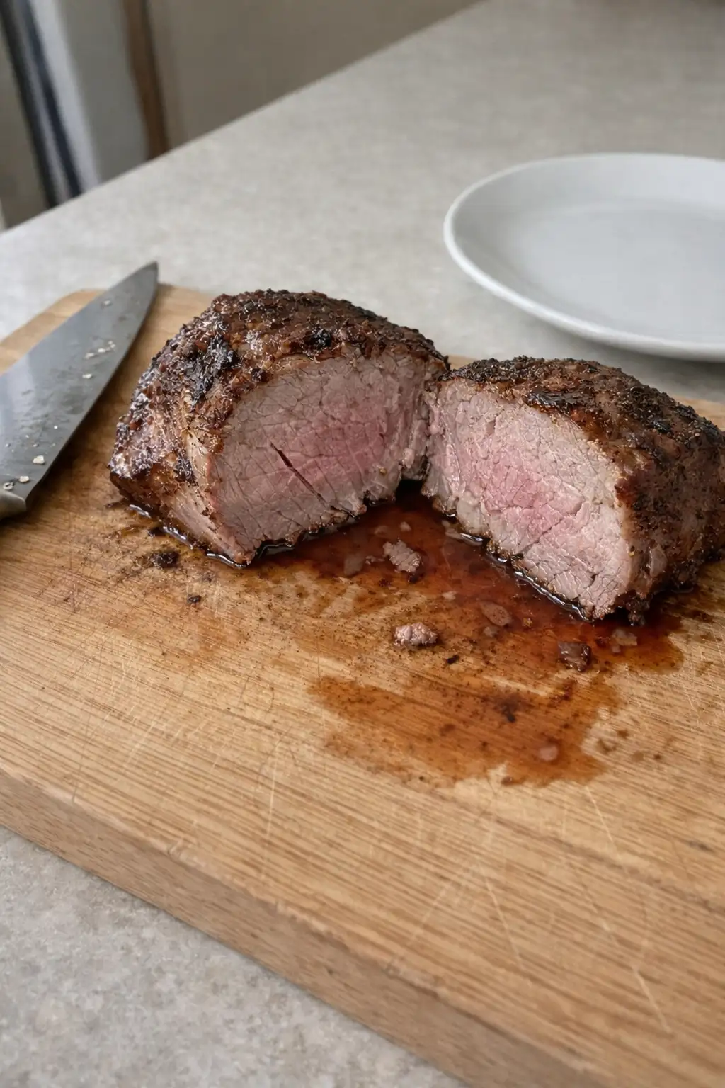 Jak zrobić soczyste mięso, które nie wychodzi suche? Ten jeden błąd psuje wszystko