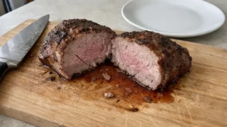 Jak zrobić soczyste mięso, które nie wychodzi suche? Ten jeden błąd psuje wszystko