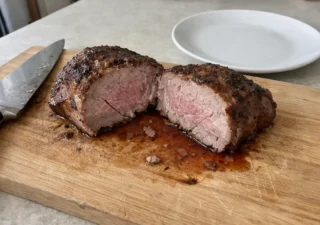 Jak zrobić soczyste mięso, które nie wychodzi suche? Ten jeden błąd psuje wszystko