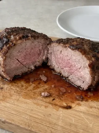 Jak zrobić soczyste mięso, które nie wychodzi suche? Ten jeden błąd psuje wszystko