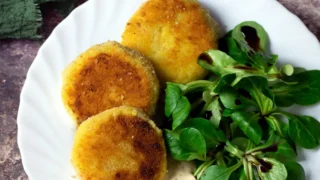 Kotleciki ziemniaczane z kiszoną kapustą