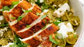 Makaron z kurczakiem, pesto i burratą