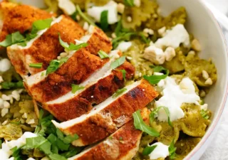 Makaron z kurczakiem, pesto i burratą