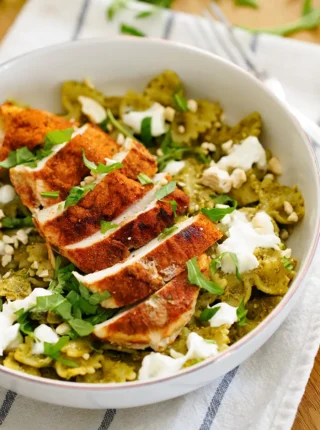 Makaron z kurczakiem, pesto i burratą
