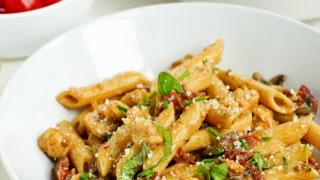 Makaron z kurczakiem, pieczarkami i suszonymi pomidorami