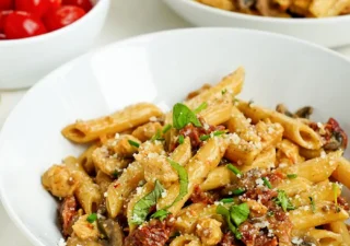 Makaron z kurczakiem, pieczarkami i suszonymi pomidorami