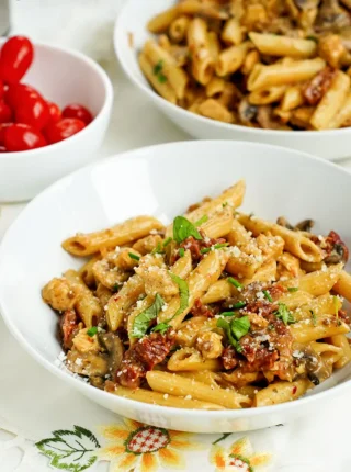 Makaron z kurczakiem, pieczarkami i suszonymi pomidorami