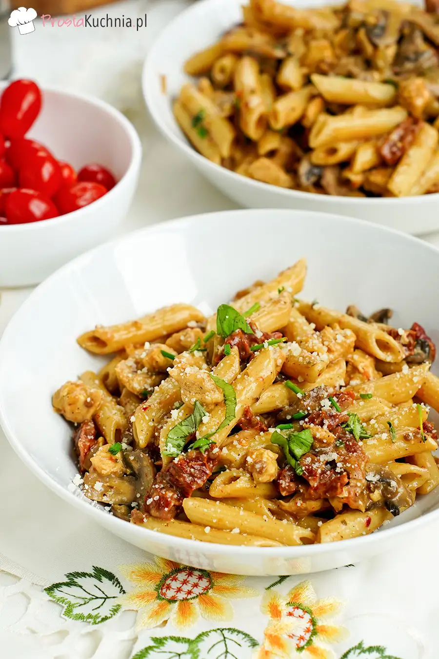 Makaron z kurczakiem, pieczarkami i suszonymi pomidorami