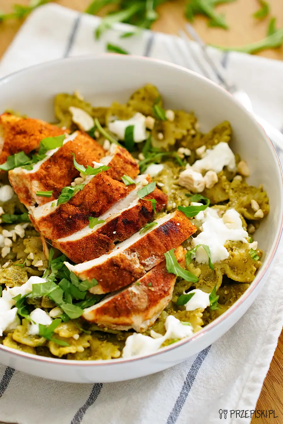 Makaron z kurczakiem, pesto i burratą