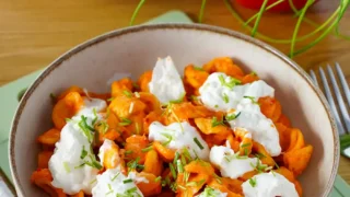 Makaron z pesto paprykowym i burratą w 15 minut