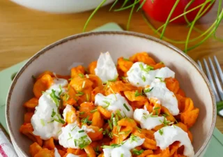 Makaron z pesto paprykowym i burratą w 15 minut