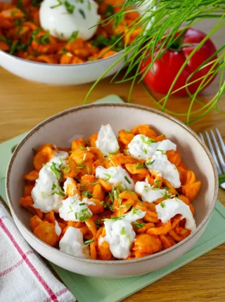 Makaron z pesto paprykowym i burratą w 15 minut