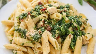 Makaron ze szpinakiem i kurczakiem – prosty przepis na sycący obiad