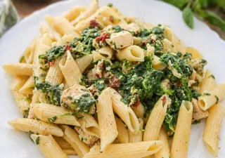 Makaron ze szpinakiem i kurczakiem – prosty przepis na sycący obiad
