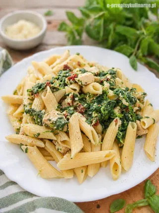 Makaron ze szpinakiem i kurczakiem – prosty przepis na sycący obiad