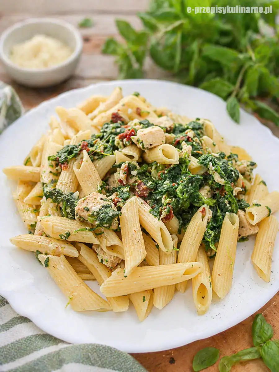 Makaron ze szpinakiem i kurczakiem – prosty przepis na sycący obiad