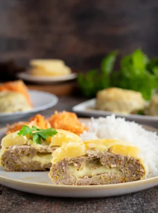Kotlety mielone z serem i ananasem (z piekarnika)
