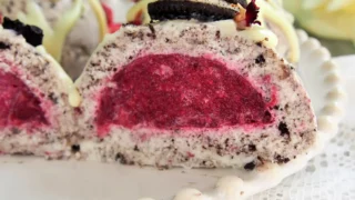 Monoporcje Oreo z owocami leśnymi – efektowny deser bez pieczenia