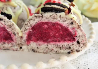 Monoporcje Oreo z owocami leśnymi – efektowny deser bez pieczenia