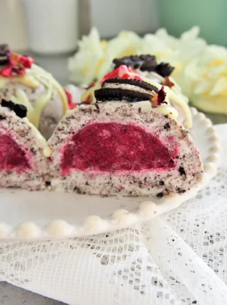 Monoporcje Oreo z owocami leśnymi – efektowny deser bez pieczenia