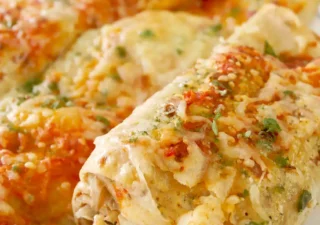 Naleśniki zapiekane z pieczarkami i serem – prosty przepis na sycący obiad