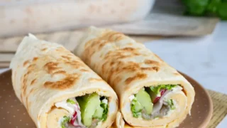 Wrap z omletem, łososiem i warzywami