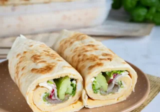 Wrap z omletem, łososiem i warzywami