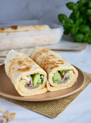 Wrap z omletem, łososiem i warzywami
