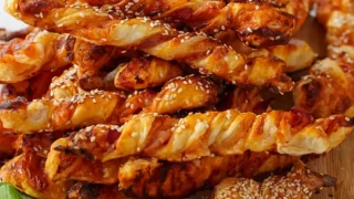 Chrupiące paluszki z ciasta francuskiego z mozzarellą i szynką parmeńską