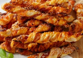 Chrupiące paluszki z ciasta francuskiego z mozzarellą i szynką parmeńską