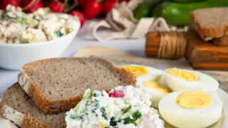 Pasta twarogowa z warzywami i jajkami