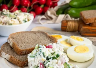 Pasta twarogowa z warzywami i jajkami