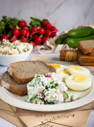 Pasta twarogowa z warzywami i jajkami