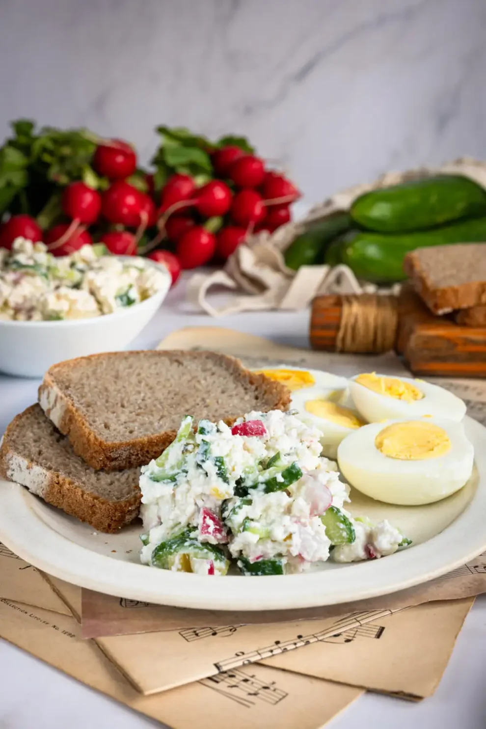 Pasta twarogowa z warzywami i jajkami