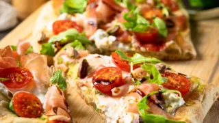 Pinsa z burratą i szynką parmeńską