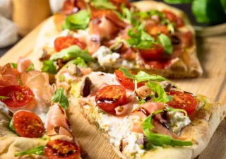 Pinsa z burratą i szynką parmeńską