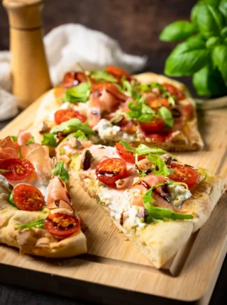 Pinsa z burratą i szynką parmeńską