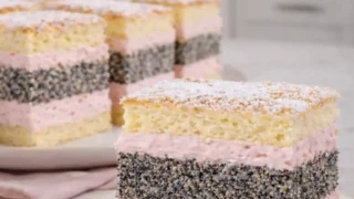 Ciasto z makiem i bitą śmietaną – lekkie, warstwowe i naprawdę efektowne