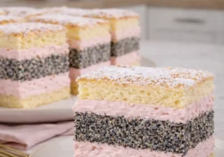 Ciasto z makiem i bitą śmietaną – lekkie, warstwowe i naprawdę efektowne
