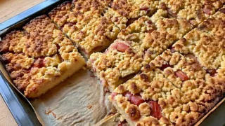 Ciasto z rabarbarem i kruszonką – prosty domowy przepis