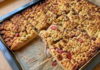 Ciasto z rabarbarem i kruszonką – prosty domowy przepis