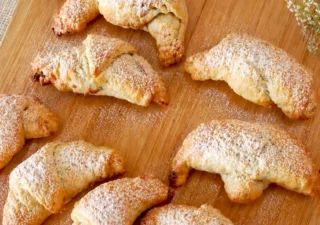 Rogaliki z air fryera – delikatne i kruche, idealne do kawy