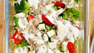 Sałatka brokułowa z sosem czosnkowym