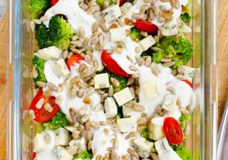 Sałatka brokułowa z sosem czosnkowym