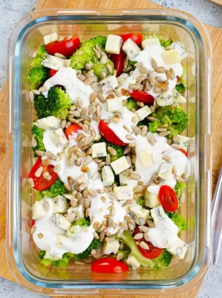 Sałatka brokułowa z sosem czosnkowym