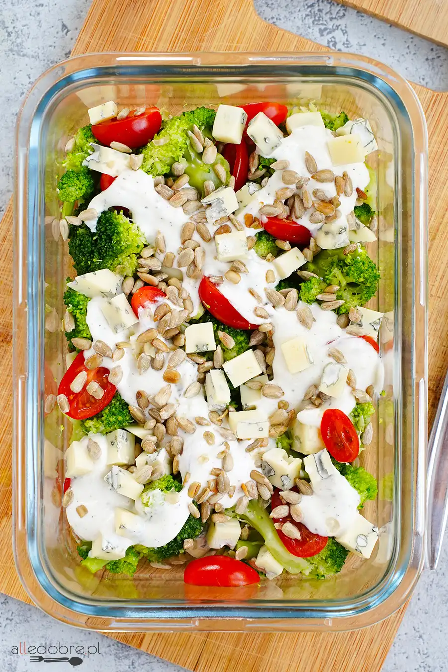 Sałatka brokułowa z sosem czosnkowym