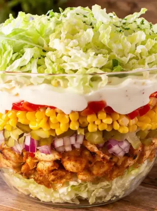 Sałatka gyros – prosty przepis na warstwową sałatkę z kurczakiem