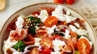 Sałatka z brokułem, burratą i szynką parmeńską