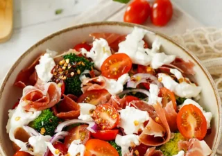 Sałatka z brokułem, burratą i szynką parmeńską