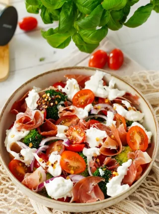 Sałatka z brokułem, burratą i szynką parmeńską